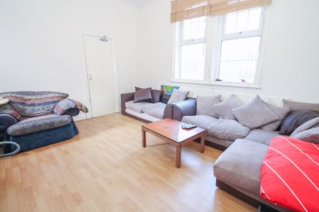 BILLS INCLUDED – Bainbrigge Road, Headingley, Leeds, LS6 - Photo 2