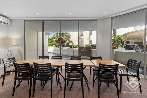Freshly Updated 2-Bedroom, 2-Bathroom Apartment with Beautiful Pool & Garden Views – Just Moments from Surfers Paradise Beach! - Photo 1