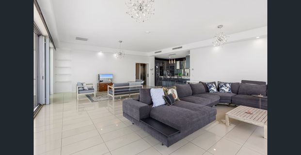 EXECUTIVE PENTHOUSE APARTMENT WITH UNINTERRUPTED OCEAN & CITY VIEWS CONTACT JULIE SYKES 0438 050 110 - Photo 1