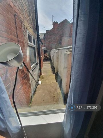 4 bedroom terraced house to rent - Photo 4