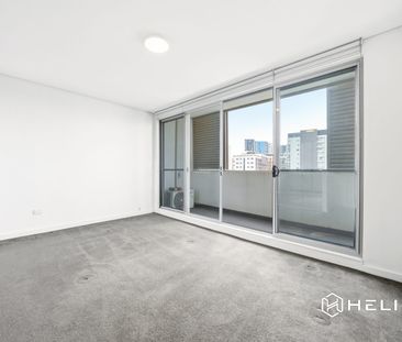 Three-Bedroom, Three-Bathroom Bright Apartment, Walking Distance to... - Photo 2