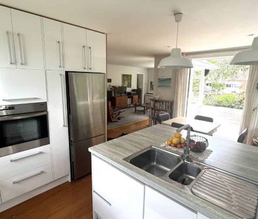 EXCEPTIONALLY PRESENTED 3x BEDROOM FAMILY HOME: - Photo 2