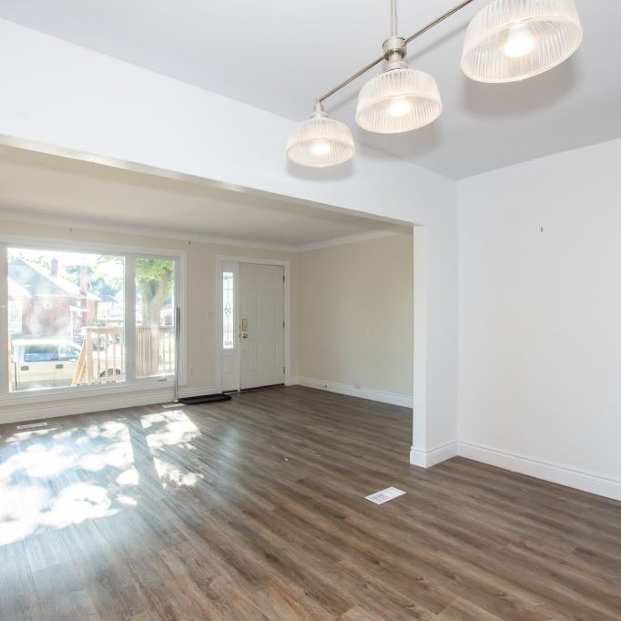 **ALL INCLUSIVE** Gorgeous 2 Bedroom Main Unit in St. Catharines!! - Photo 1