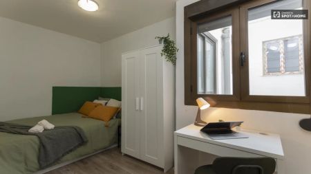Room in a shared 8-bedroom apartment for rent in Sant Francesc - Photo 5