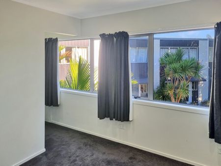 MOUNT EDEN - LOCATION/LOCATION- 2 Bdrm Townhouse - Photo 5