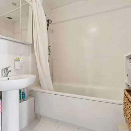 2 bedroom flat in Clapham - Photo 4