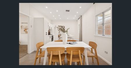 Beautifully Refreshed Family Home in Sought-After Hawthorne - Photo 3