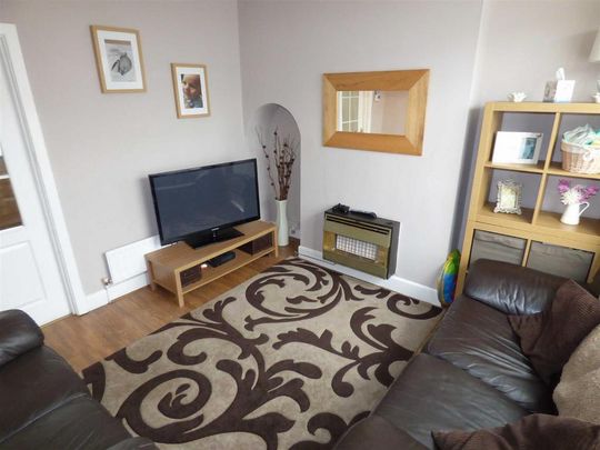 2 bedroom end of terrace house to rent - Photo 1