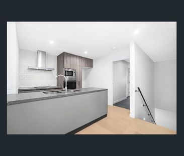 IMPRESSIVE SPLIT LEVEL APARTMENT IN GLEBE’S VIBRANT WEST END – SPAC... - Photo 4
