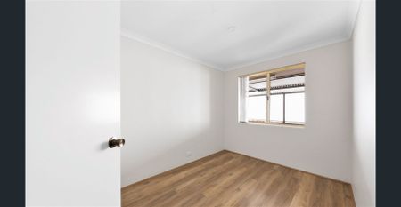 Spacious Family Living in Greenfields! - Photo 3