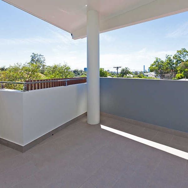Executive Apartment in a Great Location with 2 Car Spaces! - Photo 1