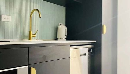 Chic Central Apt with Artful Touch incl Internet - Photo 2