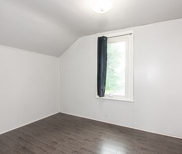 ** ALL INCLUSIVE ** 2 Bedroom Upper Unit in St. Catharines!! - Photo 2