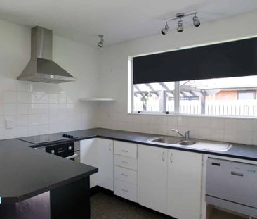 Beautiful 3 Bedroom home with single garage - Photo 2