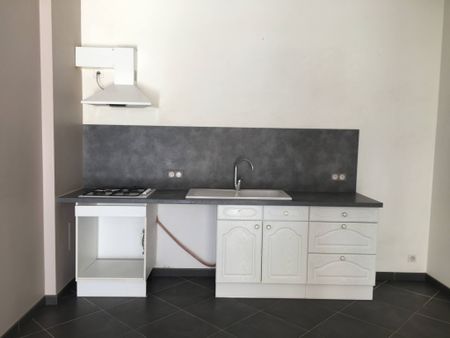 Location Maison 3 pièces 90m² LA ROCHE CHALAIS 24490 - Photo 2