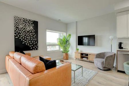 The Grand Trios — The Bergamot - Executive Suite - Photo 3