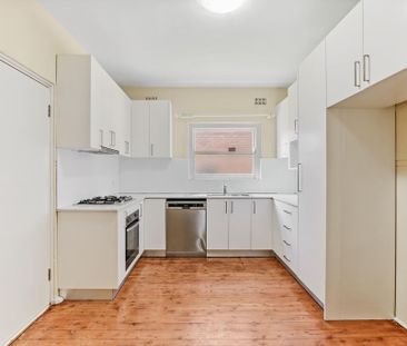 Charming Art Deco Apartment in Great Location - Photo 2