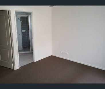 Family Home In Sought After Stoneleigh... - Photo 4