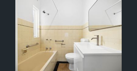 Freshly Renovated 2-Bed Home with Sunroom & Large Courtyard - Photo 2