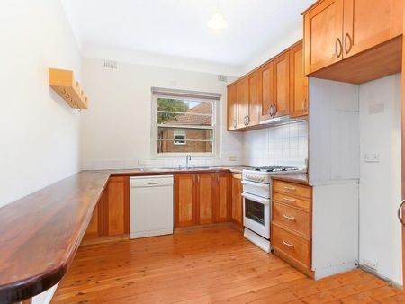 Characterful apartment in peaceful setting - Photo 2