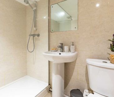 Room 3 - Photo 6