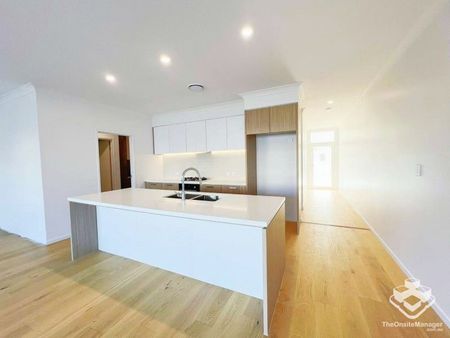 LUXE URBAN LIVING - BRAND NEW 4-BEDROOM TOWNHOUSE FOR RENT! - Photo 2