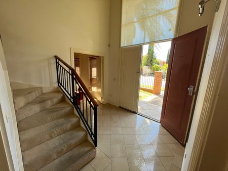 4 BEDROOM STUNNER CLOSE TO GV HEALTH - Photo 4