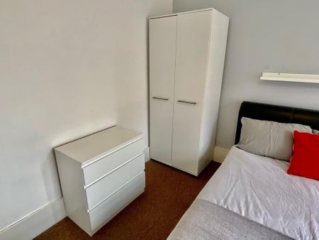 1 bedroom in a house share to rent - Photo 4