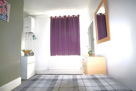 1 bedroom in a house share to rent - Photo 3