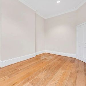 1 bedroom flat in 281 Fulham Road - Photo 3