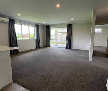 Modern Two Bedroom Home - Photo 5