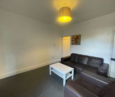 Experience the charm of this well-maintained, furnished mid-terrace... - Photo 2