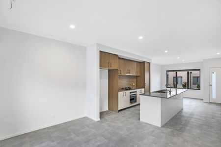 6 Cumin Way, Cranbourne East VIC 3977 - Townhouse For Rent | Domain - Photo 5