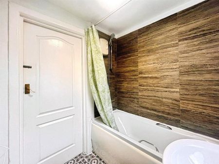 3 bedroom flat to rent - Photo 4