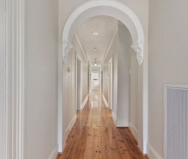 Classic Family Home - Photo 3