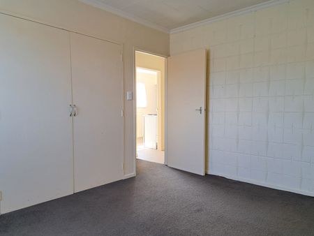 Sunny, Spacious & Super Convenient Two Bedroom in Wallaceville - Photo 2