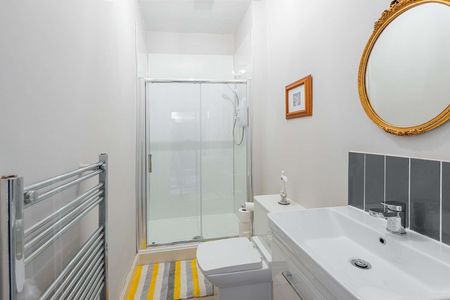 Fully Refurbished Beautiful Edwardian Shared Town House in the popular Bohemian part of Worcester. Room 2 - Photo 5