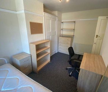 4 bedroom semi-detached house to rent - Photo 4