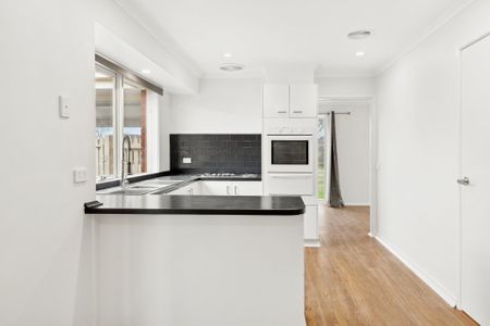 Spacious 3-Bedroom Home with Study in Prime Sunbury Location - Photo 2