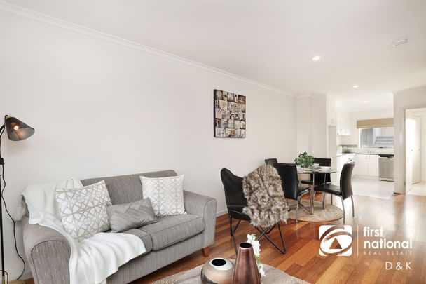 Stylish Three-Storey Townhouse in Prime Location! - Photo 1