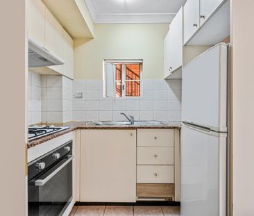 LIGHT AND BRIGHT APARTMENT WITH OUTDOOR COURTYARD - Photo 2