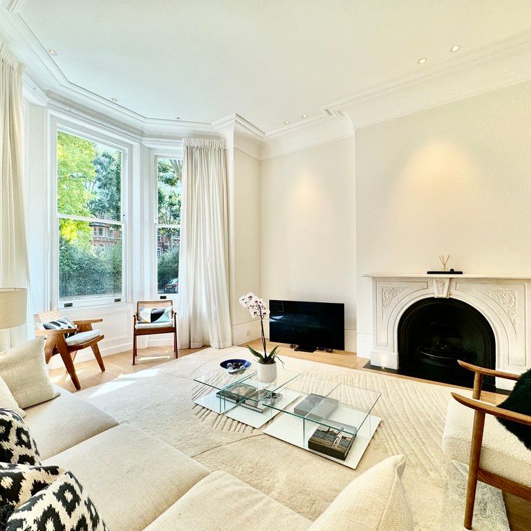 4 Bedroom Three Level Apartment, - Photo 1