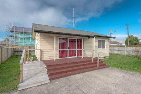 Tidy 2 bedroom home - Photo 5