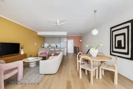 Split-level apartment in warehouse conversion - Photo 5