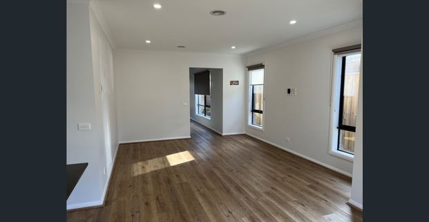 Spacious 4-Bedroom, 3-Bathroom Family Home in the Sought-After Arcadia Estate, Officer!! - Photo 1