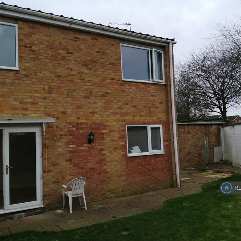 3 bedroom end of terrace house to rent - Photo 1