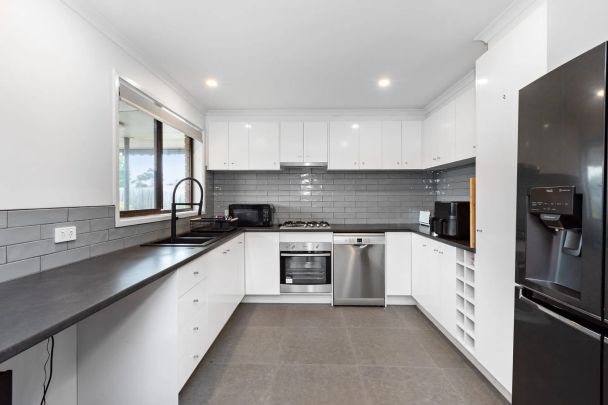 Renovated 2 bedroom unit - 6mth lease - Photo 1