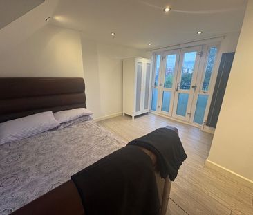 Room in a Shared House, Avery Gardens, IG2 - Photo 5