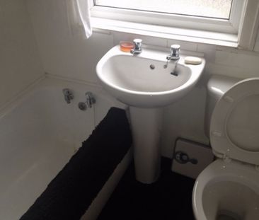 3 Bed - Dalmeny Avenue, Crosland Moor, Huddersfield - Photo 4