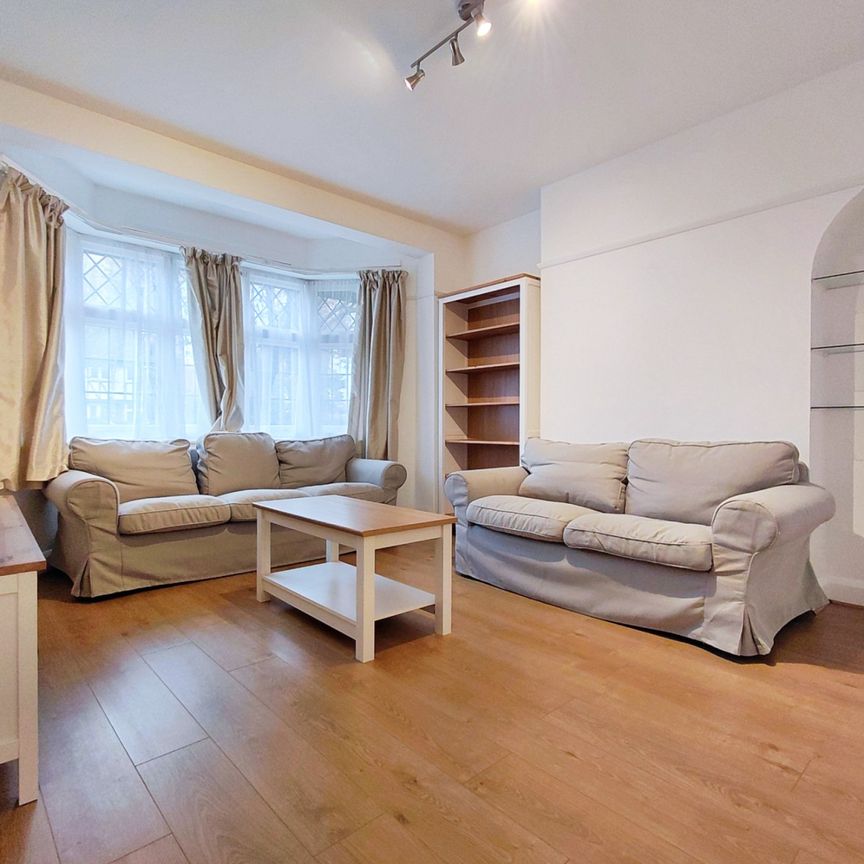 Princes Gardens, West Acton, London, W3 - Photo 1